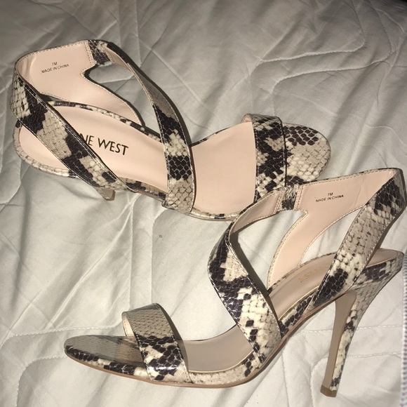 Snakeskin print heels - Picture 4 of 4